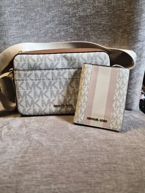 Michael Kors White and Pink Signature Crossbody Bag and Card Holder Set